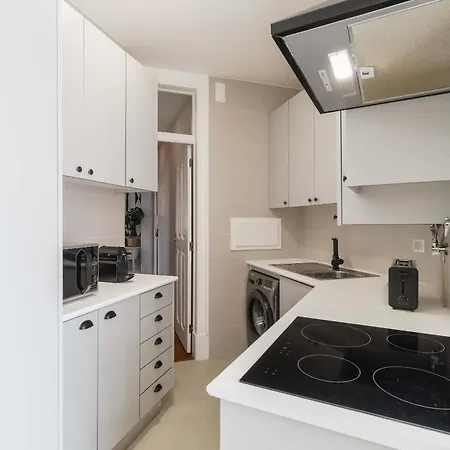 Elegant & Charming 2br Near Lxfactory Лиссабон