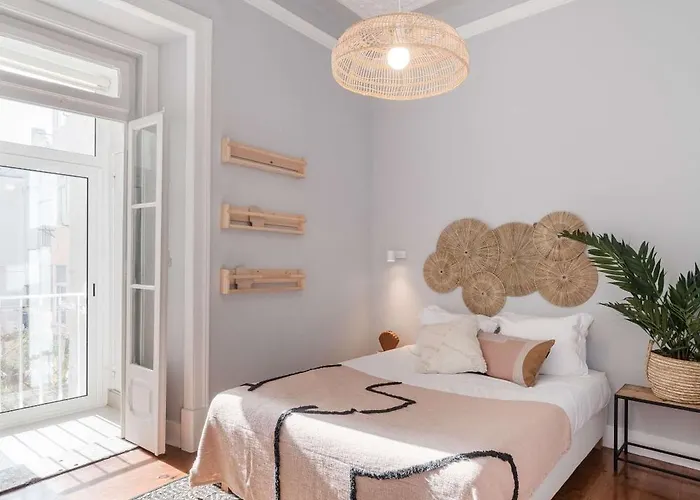 Elegant & Charming 2br Near Lxfactory Лиссабон